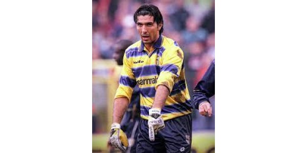 Buffon parabeniza Milan pela contratação de Maignan